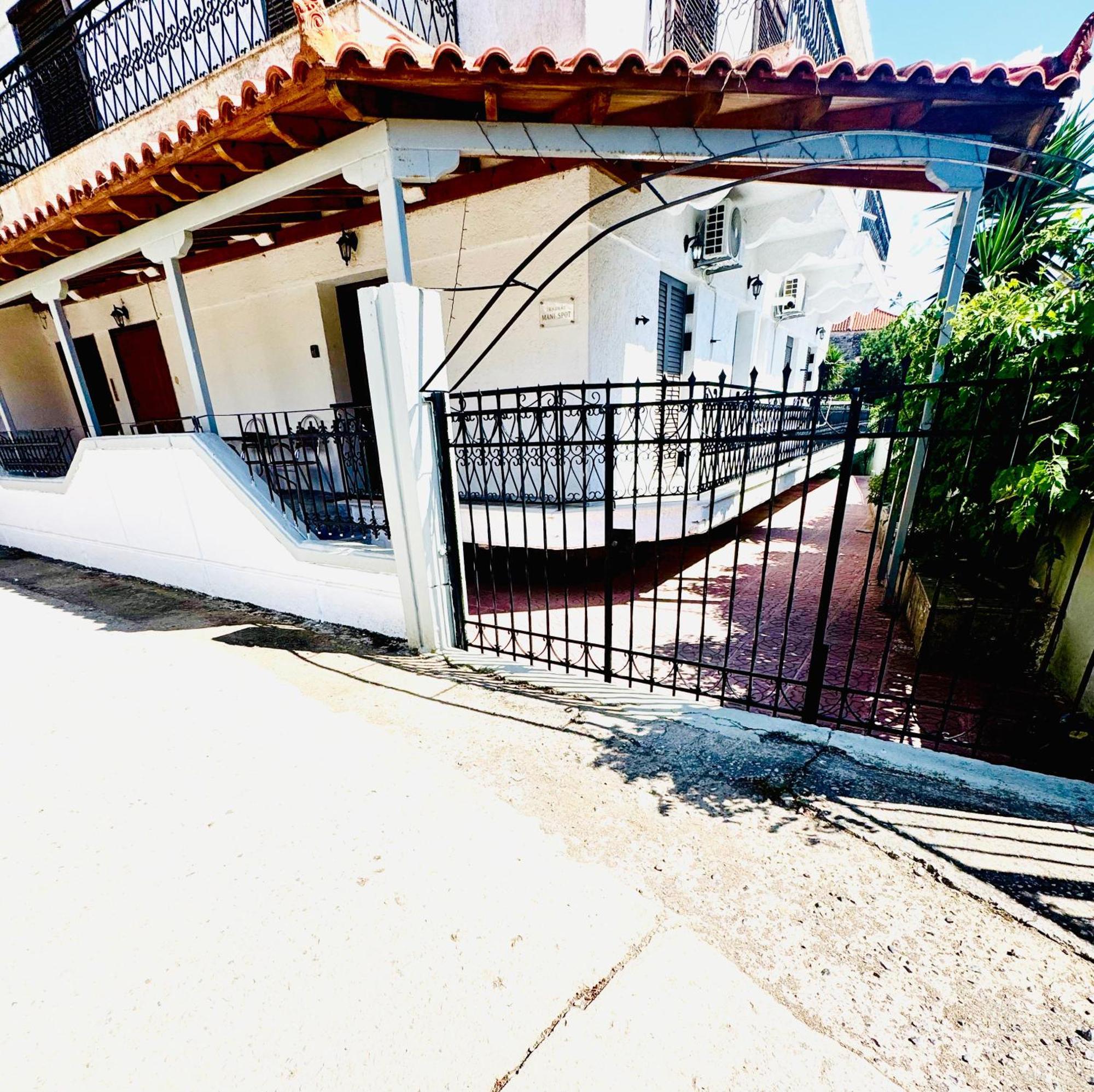 Mani Spot Hotel Areopoli Exterior photo